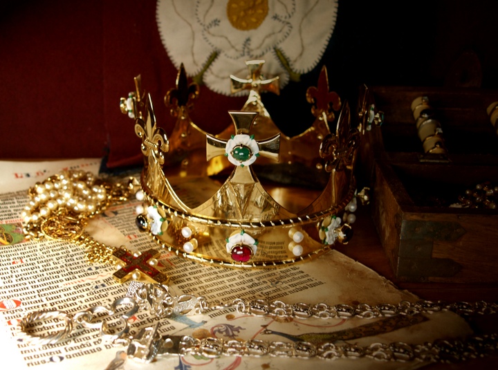 The funeral crown for Richard III 