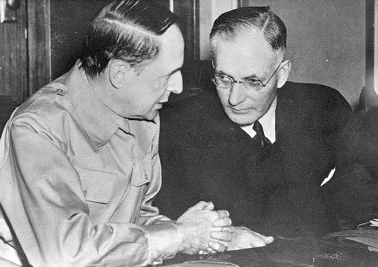 John Curtin and US General Douglas MacArthur meet at Parliament House on 26 March 1942