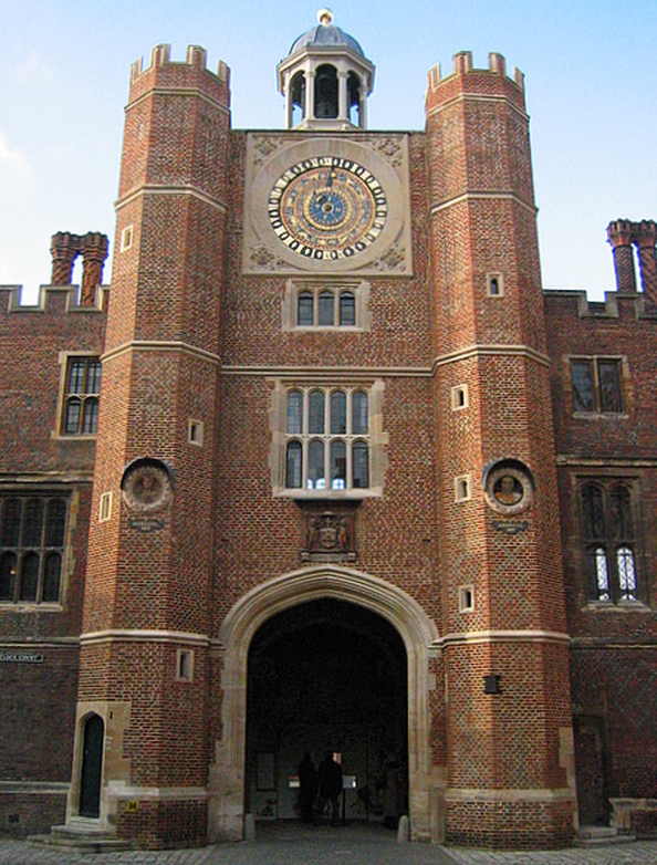 Hampton-Court-Anne-Boleyn-Gateway