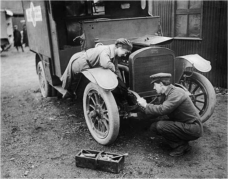 In 1916 she temporarily abandoned her studies to join the Women’s Auxiliary Army Corps, firstly as a dispatch rider and later as an ambulance driver in France